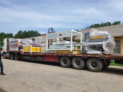 È arrivata una nuova linea di produzione di pannelli in schiuma di PVC.